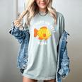 Que Hace Un Pez Nada Spanish Teacher Bilingual Teacher Dual Women's Comfort Colors T-Shirt Bay Que Hace Un Pez Nada Spanish Teacher Bilingual Teacher Dual Women's Comfort Colors T-Shirt Bay