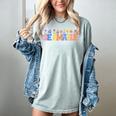 Se Amable Be Kind In Spanish Groovy Teacher Flowers Women's Comfort Colors T-Shirt Bay