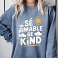 SÉ AMABLE Be Kind Bilingual Teacher Maestra Spanish Teacher Comfort Colors Sweatshirt Blue Jean SÉ AMABLE Be Kind Bilingual Teacher Maestra Spanish Teacher Comfort Colors Sweatshirt Blue Jean