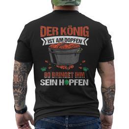 Der König Ist Am Dopfen Dutch Oven Grillen Dopfen T-Shirt mit Rückendruck - Seseable
