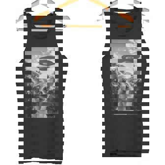 Chihuahuaelfie With Ufo Ufo と面白いチワワのセルフィー タンクトップ - Kawaiitshirt