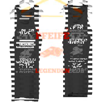 Mit Der Pfeife In Den Händen Werden Helden Zu Legenden Tank Top - Seseable