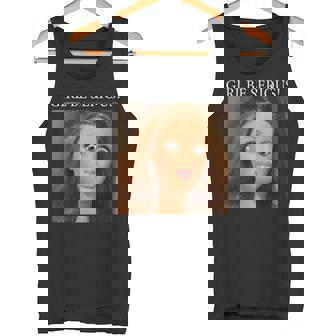 おもしろいドールフェイスミームガール本気で タンクトップ - Kawaiitshirt