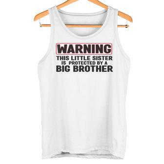 Esta Hermana Pequeña Está Protegida Por Un Hermano Mayor Camiseta sin mangas - Regaloses