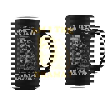 Am I The Drama Raccoon Unhinged Meme 陽気なアライグマのミーム コーヒーマグ - Kawaiitshirt