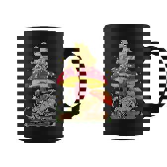 Cottagecore マッシュルームに横たわる美的カエル 面白いアート コーヒーマグ - Kawaiitshirt