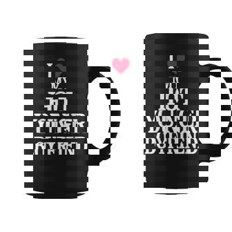 I Love My Hot Younger Boyfriend Relación Amorosa Diferencia Taza de café - Regaloses