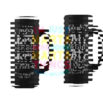Marta Está Aquí Haciendo Cosas Graciosas Con El Nombre De Marta Taza de café - Regaloses