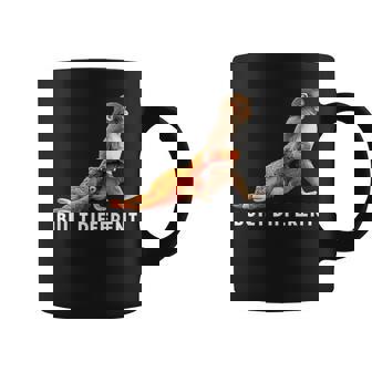 Punch The Monkey Built Different 3 ホワイトテキスト コーヒーマグ - Kawaiitshirt