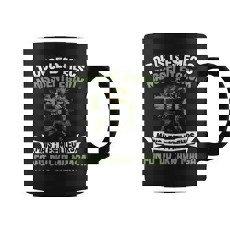 T Krav Maga Homme Les Mecs Naissent Egaux Kravmaga Fan Tasse - Cadeauxyz