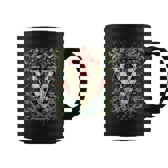V文字 アルファベット ヴィンテージ モノグラム イニシャル 名前 コーヒーマグ - Kawaiitshirt