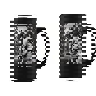 シーズーとビッグフットの森の冒険 コーヒーマグ - Kawaiitshirt