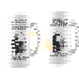 El Tiempo Pasado Con Perros Y Guitarras Nuncae Pierde Taza de café - Regaloses