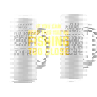 背面には「If You Can Read This You're Fishing Too Close コーヒーマグ - Kawaiitshirt