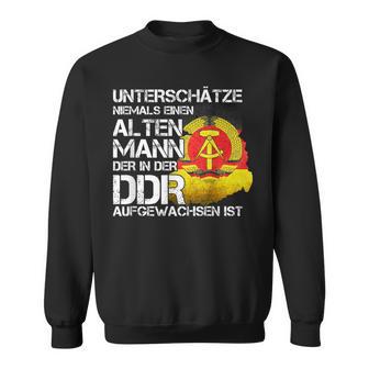 Unterschätze Niemals Einen Alten Mann Der In Der Ddr Ist Nie Sweatshirt - Seseable