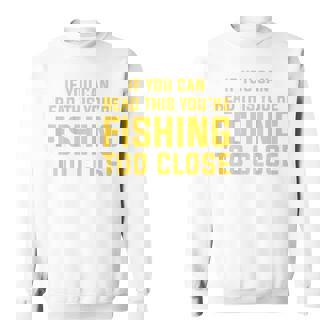 背面には「If You Can Read This You're Fishing Too Close スウェットシャツ - Kawaiitshirt