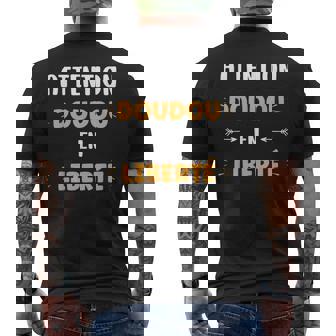 Attention Doudou En Liberté Prénom Citation Doudou T-shirt imprimé au dos - Cadeauxyz