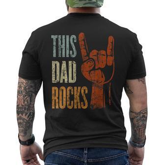 This Dad Rocks Rock N Roll Metal Geschenk Fürater T-Shirt mit Rückendruck - Geschenkecke