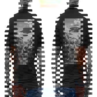 Chihuahuaelfie With Ufo Ufo と面白いチワワのセルフィー メンズTシャツ バックプリント - Kawaiitshirt