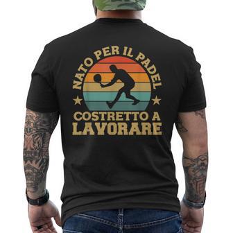 Giocatori Padel Tennis Nato Per Padel Costretto A Lavorare T-shirt da uomo con stampa posteriore - Novitaregali