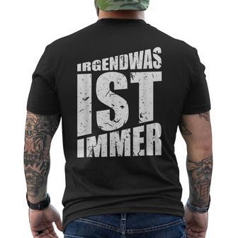 Irgendwas Ist Immer Witzig Humor Lustigerpruch T-Shirt mit Rückendruck - Geschenkecke
