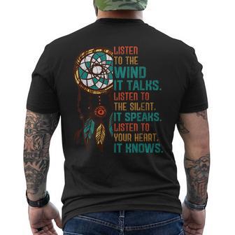 Listen To The Wind It Talks Lustige Indianer-Tag-Grafik T-Shirt mit Rückendruck - Geschenkecke