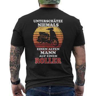 Rollerfahrer Moped Unterschätze Alter Mann Opa Roller T-Shirt mit Rückendruck - Geschenkecke