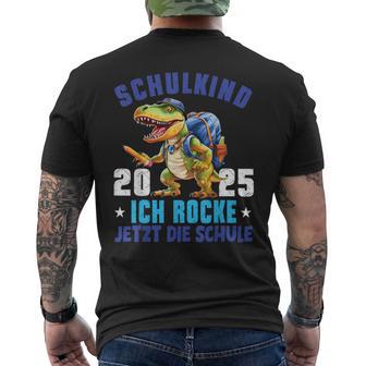Schulkind 2025 Cooler Dino Ich Rocke Jetzt Diechule Kinder T-Shirt mit Rückendruck - Geschenkecke