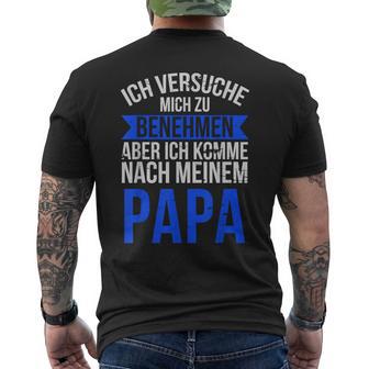 Stolzer Papa Tochteraterohn Outfitpruch Ichersuche Mich Zu Benehmen Aber Komme Nach Meinen Papa T-Shirt mit Rückendruck - Geschenkecke