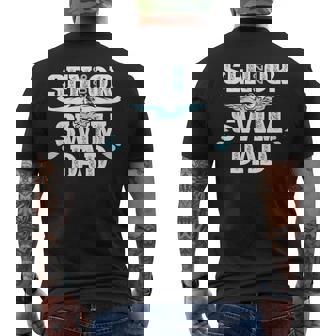 Swim Senior Dad 2026 Proud Swimming Senior Father 2026 Men's T-shirt Back Print | Seseable FR