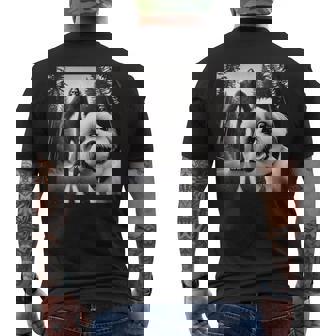 シーズーとビッグフットの森の冒険 メンズTシャツ バックプリント - Kawaiitshirt