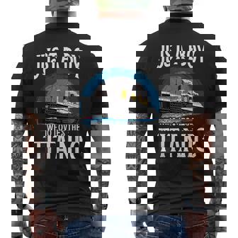 タイタニック号を愛する少年 ヴィンテージ船 タイタニック愛好家 メンズTシャツ バックプリント - Kawaiitshirt