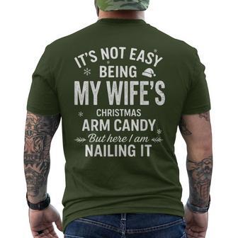 Christmas Its Not Easy Being My Wife's Arm Candy Xmas Men's T-shirt Back Print | Seseable FR