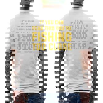 背面には「If You Can Read This You're Fishing Too Close メンズTシャツ バックプリント - Kawaiitshirt
