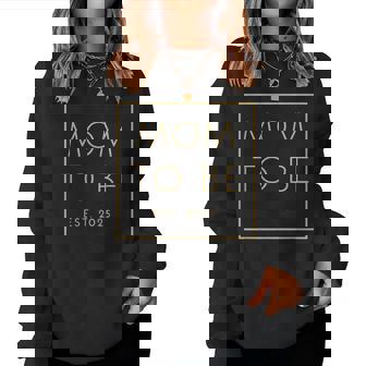 Mom To Be Est 2025 Per Mamme Nuove O In Attesa Tan Font Women Sweatshirt - Novitaregali