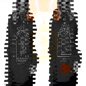 A Well-Read Woman Is A Dangerous Creature Feminist Bookish Women Sweatshirt | Seseable FR