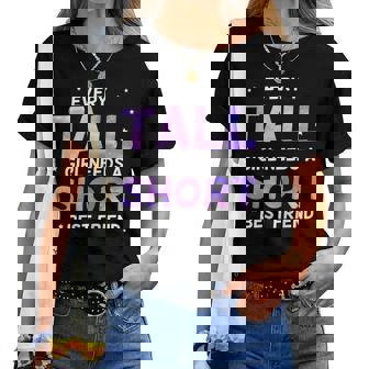 Ogni Ragazza Alta Ha Bisogno Di Un'amica Bassa Migliori Maglietta da donna - Novitaregali