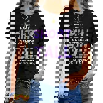 Ogni Ragazza Bassa Ha Bisogno Di Un Amico Alto Migliori Amici Maglietta da donna - Novitaregali