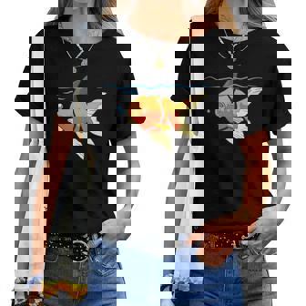 Poisson Rouge Mignon En Forme D'aileron De Requin T-shirt femme - Cadeauxyz