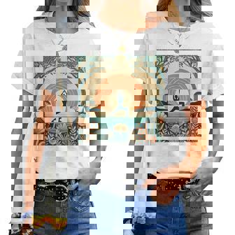 夕焼けの戦士ポーズ、ヨガの自然のイラスト、花柄。 レディースTシャツ - Kawaiitshirt