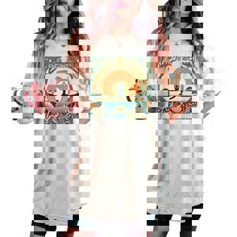 夕焼けの戦士ポーズ、ヨガの自然のイラスト、花柄。 レディースオーバーサイズコンフォートTシャツ - Kawaiitshirt