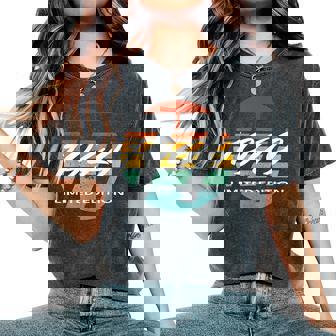 77 歳の誕生日男性女性 77 歳 1949 面白いギフト レディースオーバーサイズコンフォートTシャツ - Kawaiitshirt