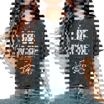 マウンテンバイク I Love When My Wife Lets Me Buy Another Bike レディースオーバーサイズコンフォートTシャツ - Kawaiitshirt