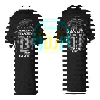 Relax The Dj Is Here Lecteur De Musique Amusant Pour Homme T-Shirt - Cadeauxyz