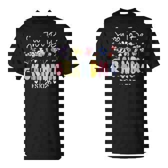 Soon To Be Grandma Est 2026 Grandmom Flowers Grandparents T-Shirt - Monsterry