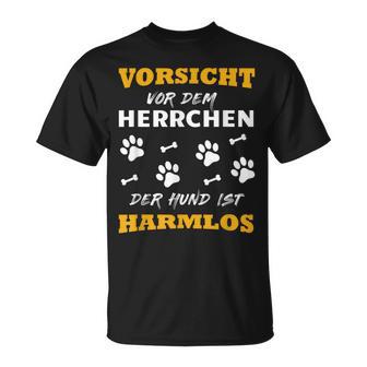 Vorsichtor Dem Herrchen Der Hund Ist Harmlos Hundeprüche T-Shirt - Geschenkecke