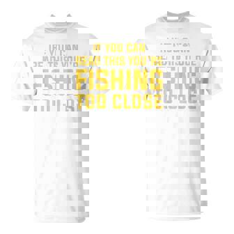 背面には「If You Can Read This You're Fishing Too Close Tシャツ - Kawaiitshirt