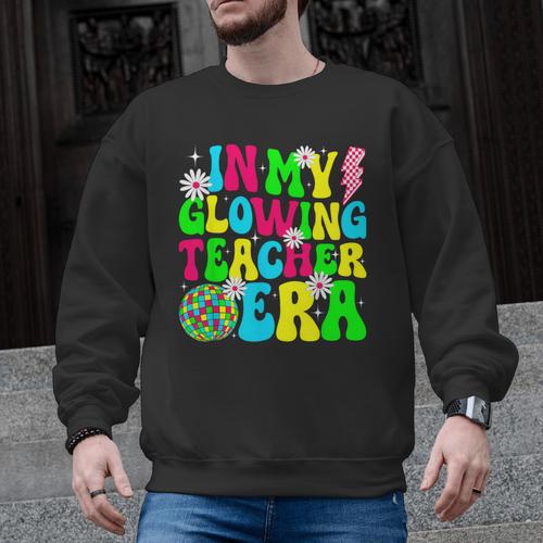 Retro Groovy In My Glowing Teacher Era Happy Teacher's Day Men Graphic Sweatshirt - teacherstshirts.com AU