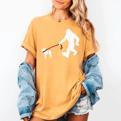 Bigfoot Walking With Bull Terrier Dog Women's Comfort Colors T-Shirt - Bostonterriersmerch.com AU