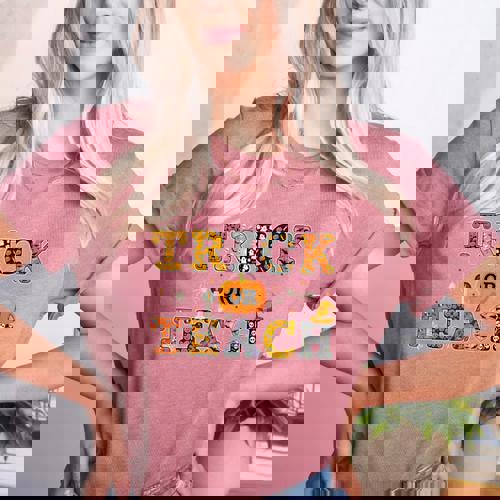 Trick Or Teach Funny School Teacher Halloween Costume Women&#x27;s Heather T-Shirt - teacherstshirts.com